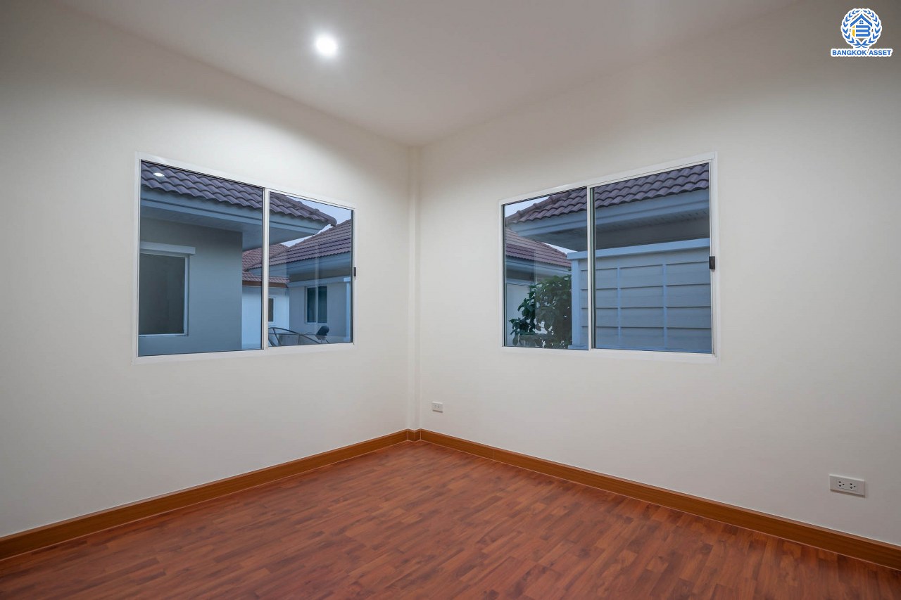 บ้านมือสองตกแต่งใหม่ แบรนด์ Property Perfect ม.เพอร์เฟคพาร์ค วัดพระนอน เนื้อที่ 35.7 ตร.ว. บ้านแฝดฟังก์ชันระดับบ้านเดี่ยว! 3 ห้องนอน 2 ห้องน้ำ 1 ที่จอดรถ Private Zone พร้อม Facilities ครบครัน บนทำเลเชื่อมต่อถนนกาญจนาฯ ใกล้ทางด่วน ศรีรัช-วงแหวนฯ เซ็นทรัลเวสต์เกต และรถไฟฟ้าสายสีม่วง "สถานีตลาดบางใหญ่"